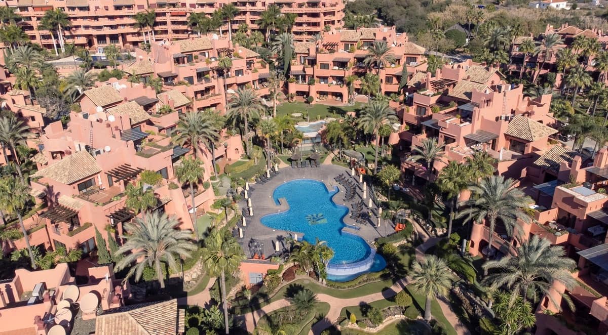 Apartamento de 3 habitaciones en Estepona en venta con piscina garaje - 1.425.000 € (Ref: 8035746)
