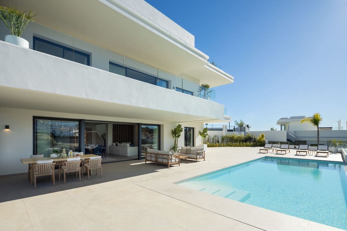5 bedroom Villa for sale in Estepona with pool garage - € 2,950,000 (Ref: 8039724)