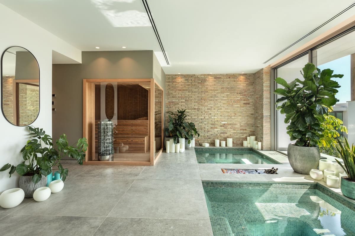 6 bedroom Villa for sale in La Quinta with pool garage - € 11,000,000 (Ref: 8044456)