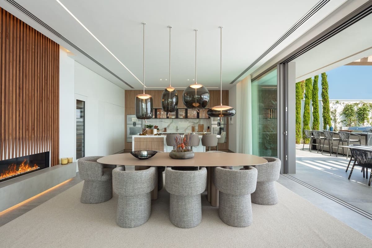 6 bedroom Villa for sale in La Quinta with pool garage - € 11,000,000 (Ref: 8044456)