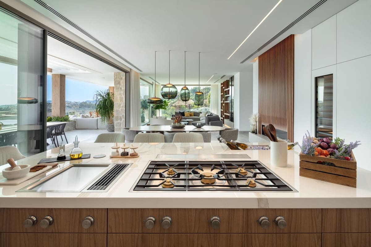 6 bedroom Villa for sale in La Quinta with pool garage - € 11,000,000 (Ref: 8044456)