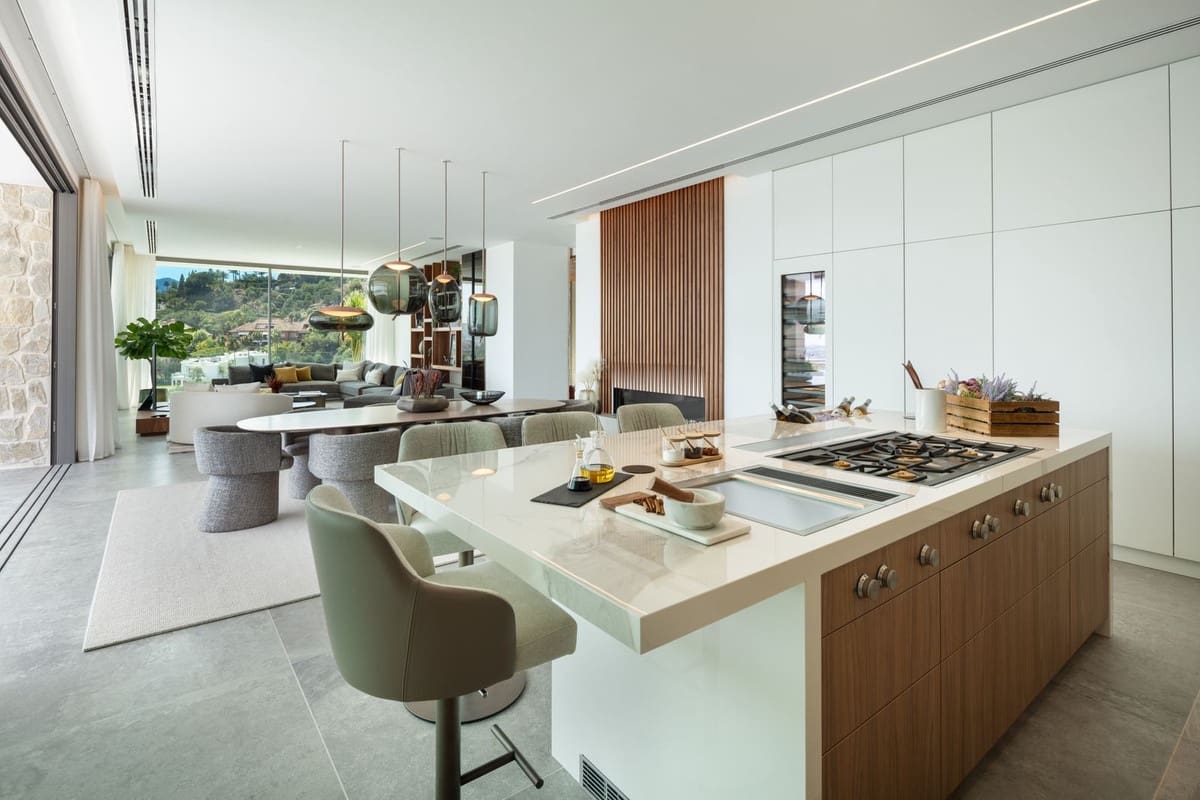 6 bedroom Villa for sale in La Quinta with pool garage - € 11,000,000 (Ref: 8044456)