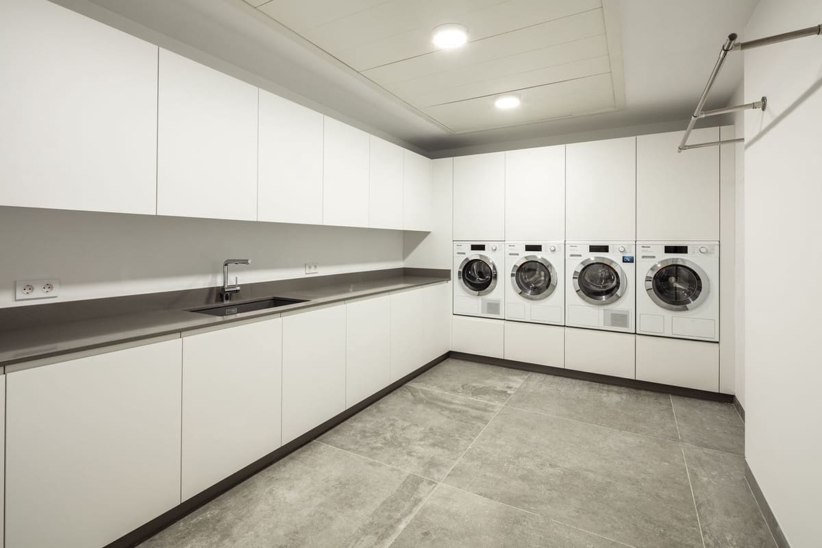 6 bedroom Villa for sale in La Quinta with pool garage - € 11,000,000 (Ref: 8044456)