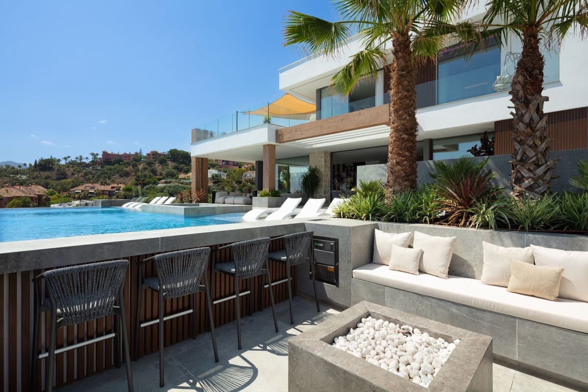 6 bedroom Villa for sale in La Quinta with pool garage - € 11,000,000 (Ref: 8044456)