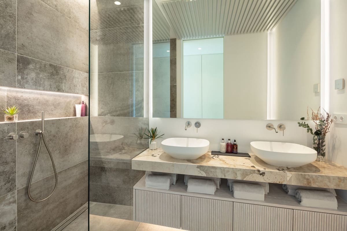 6 bedroom Villa for sale in La Quinta with pool garage - € 11,000,000 (Ref: 8044456)