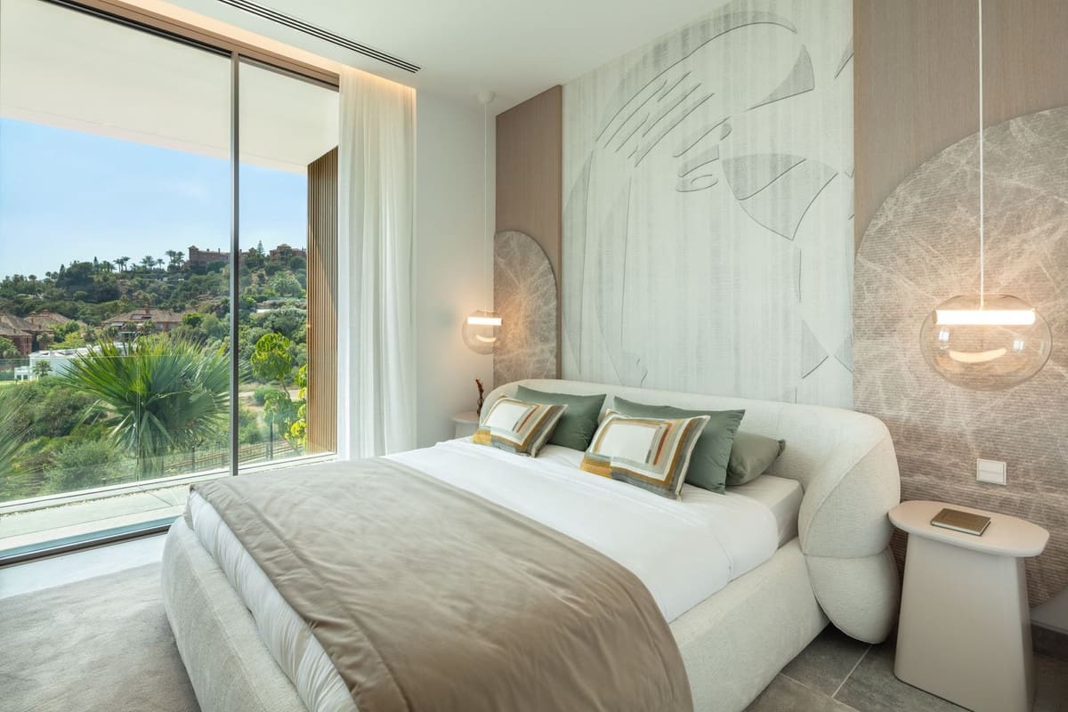 6 bedroom Villa for sale in La Quinta with pool garage - € 11,000,000 (Ref: 8044456)