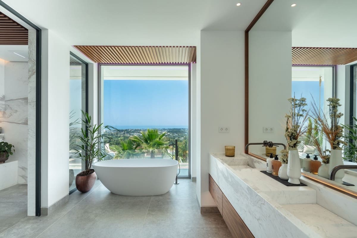 6 bedroom Villa for sale in La Quinta with pool garage - € 11,000,000 (Ref: 8044456)