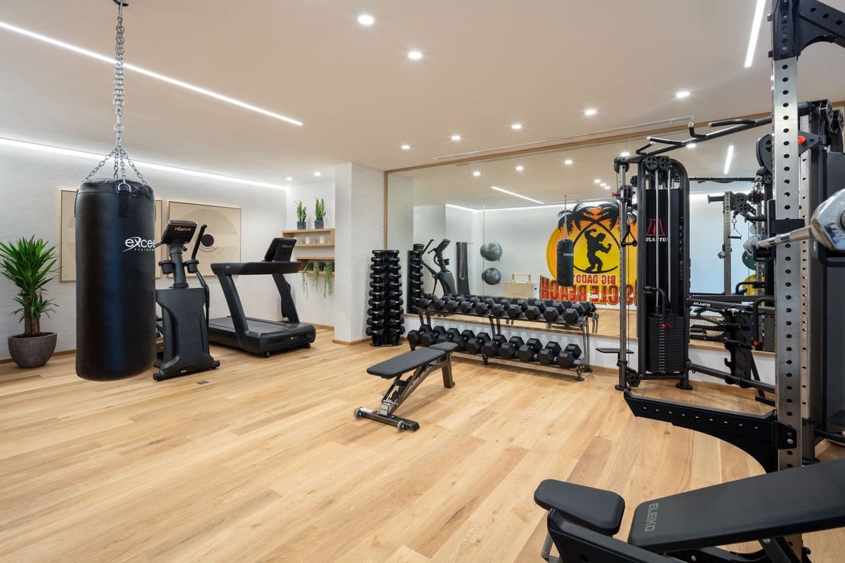 6 bedroom Villa for sale in La Quinta with pool garage - € 11,000,000 (Ref: 8044456)