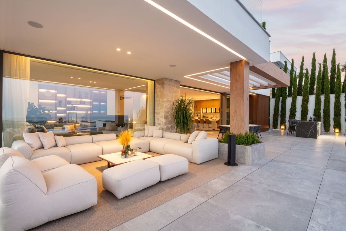 6 bedroom Villa for sale in La Quinta with pool garage - € 11,000,000 (Ref: 8044456)