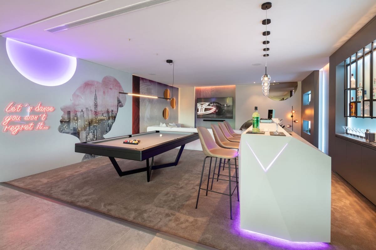 6 bedroom Villa for sale in La Quinta with pool garage - € 11,000,000 (Ref: 8044456)