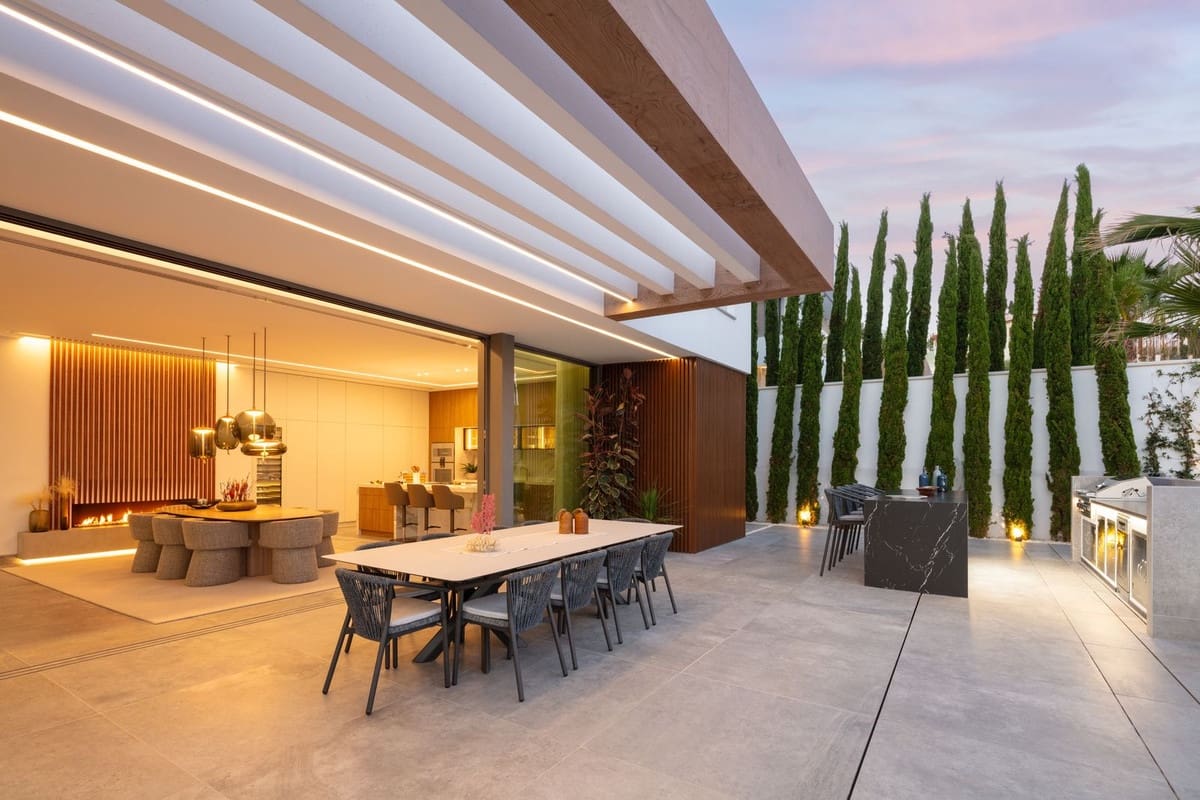 6 bedroom Villa for sale in La Quinta with pool garage - € 11,000,000 (Ref: 8044456)