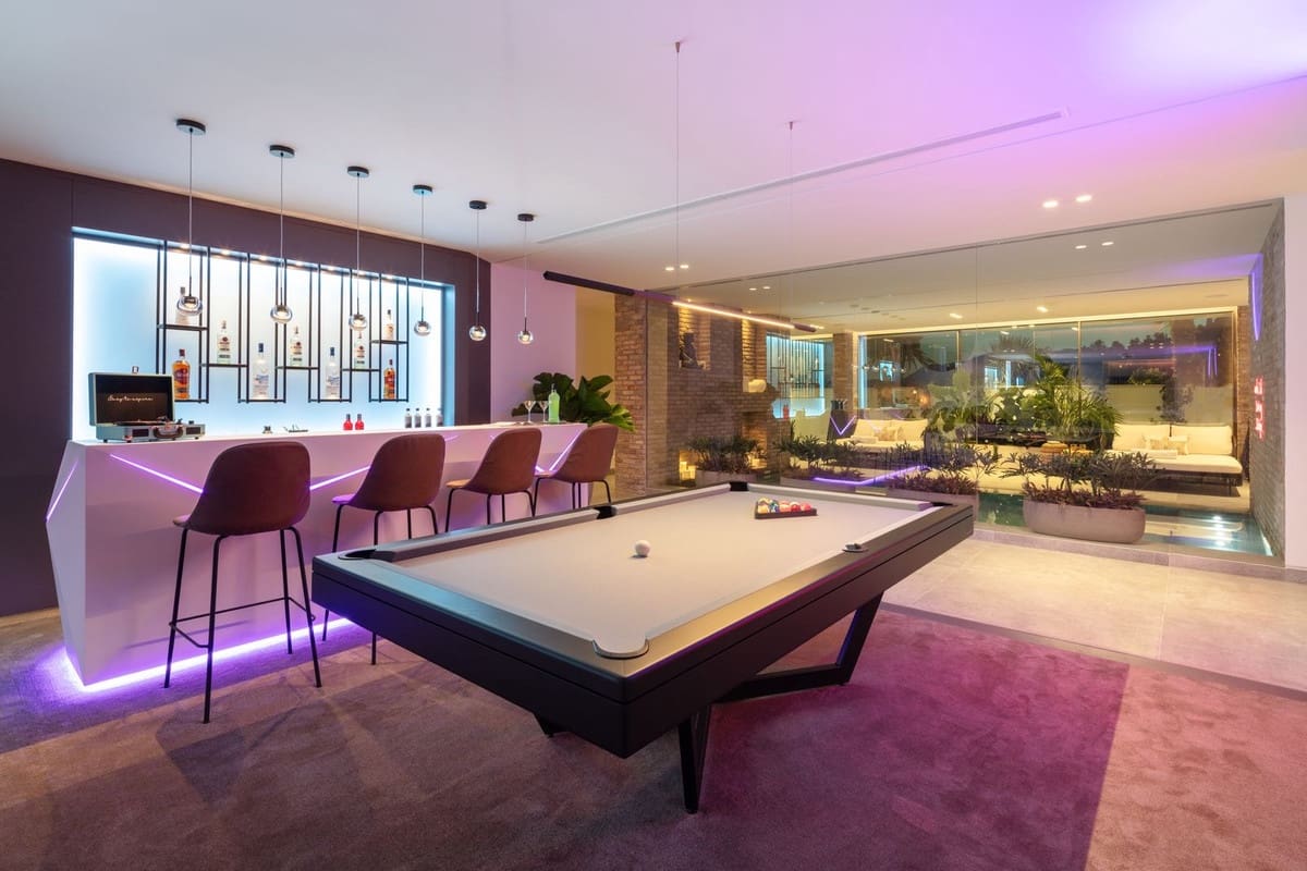 6 bedroom Villa for sale in La Quinta with pool garage - € 11,000,000 (Ref: 8044456)