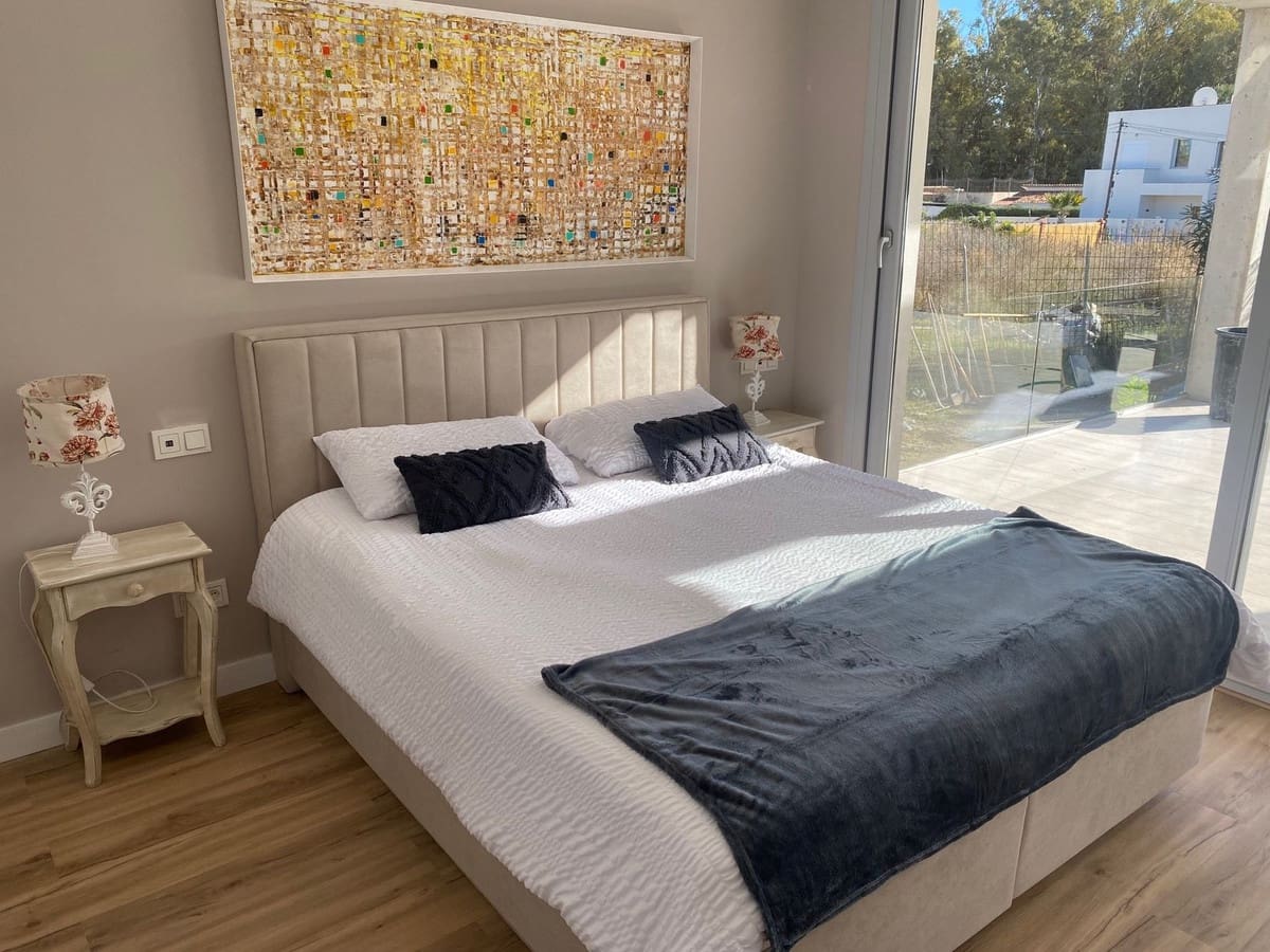 5 bedroom Villa for sale in San Pedro de Alcantara with pool garage - € 2,950,000 (Ref: 8068009)