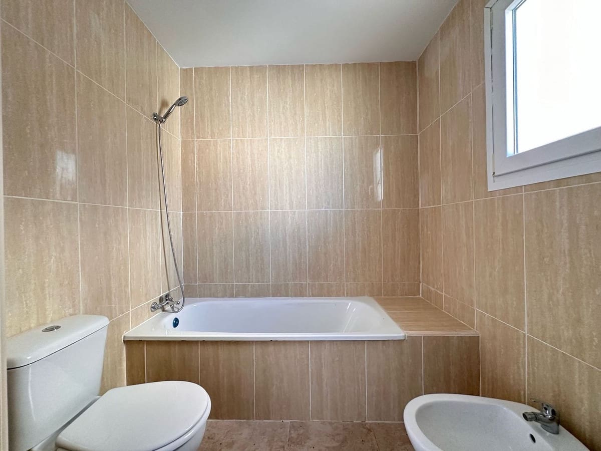 2 bedroom Apartment for sale in La Duquesa / Puerto de la Duquesa with pool garage - € 244,000 (Ref: 8095578)