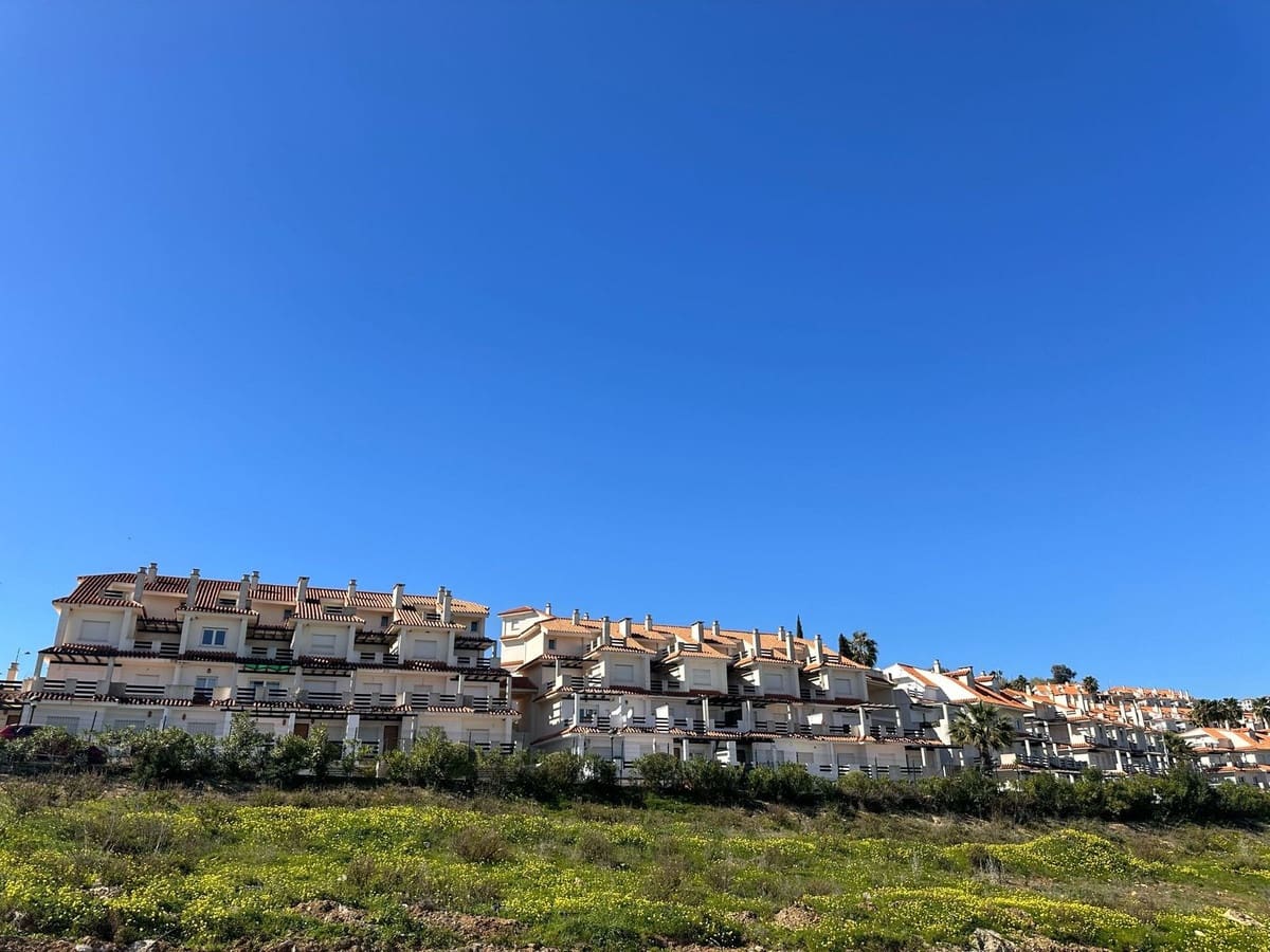 Apartamento de 2 habitaciones en La Duquesa / Puerto de la Duquesa en venta con piscina garaje - 244.000 € (Ref: 8095578)