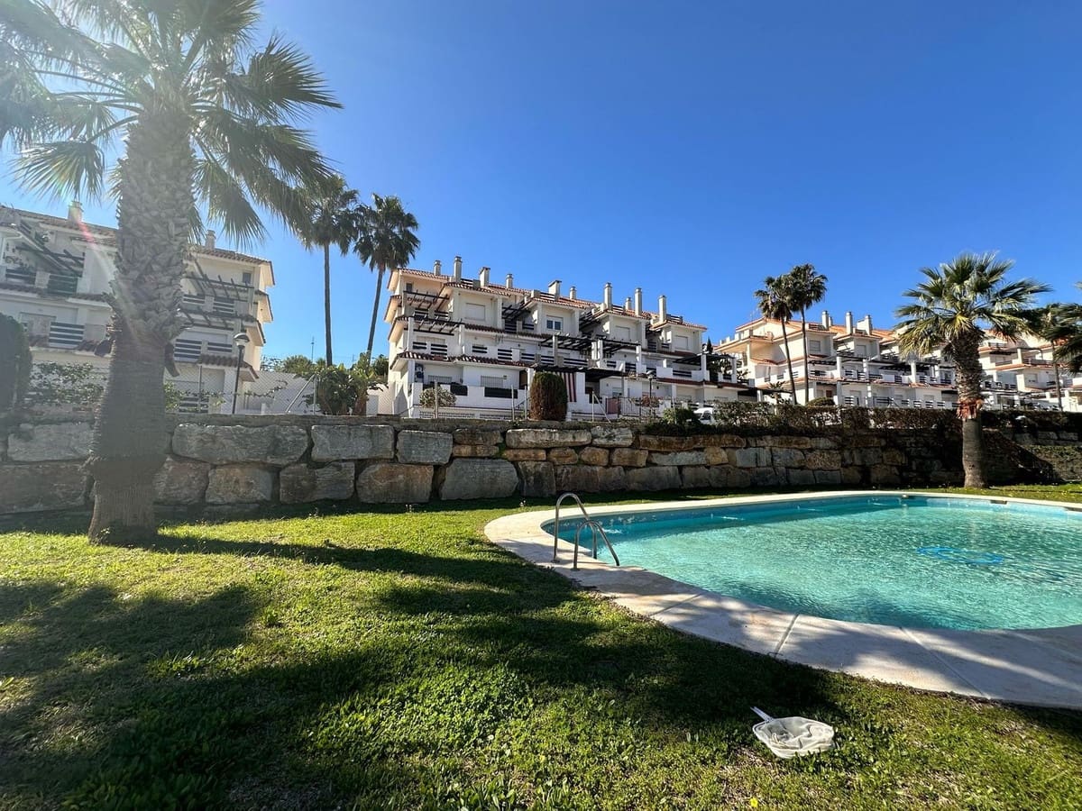 Apartamento de 2 habitaciones en La Duquesa / Puerto de la Duquesa en venta con piscina garaje - 244.000 € (Ref: 8095578)