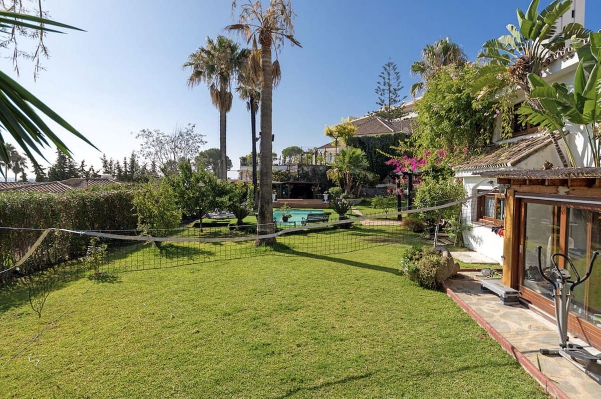 6 soveværelse Villa til salg i Nueva Andalucia med swimmingpool garage - € 2.600.000 (Ref: 8118177)