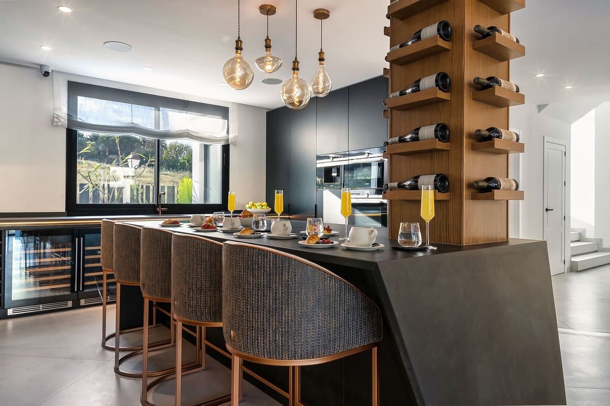 6 slaapkamer Villa te koop in Nueva Andalucia met garage - € 3.995.000 (Ref: 8195711)