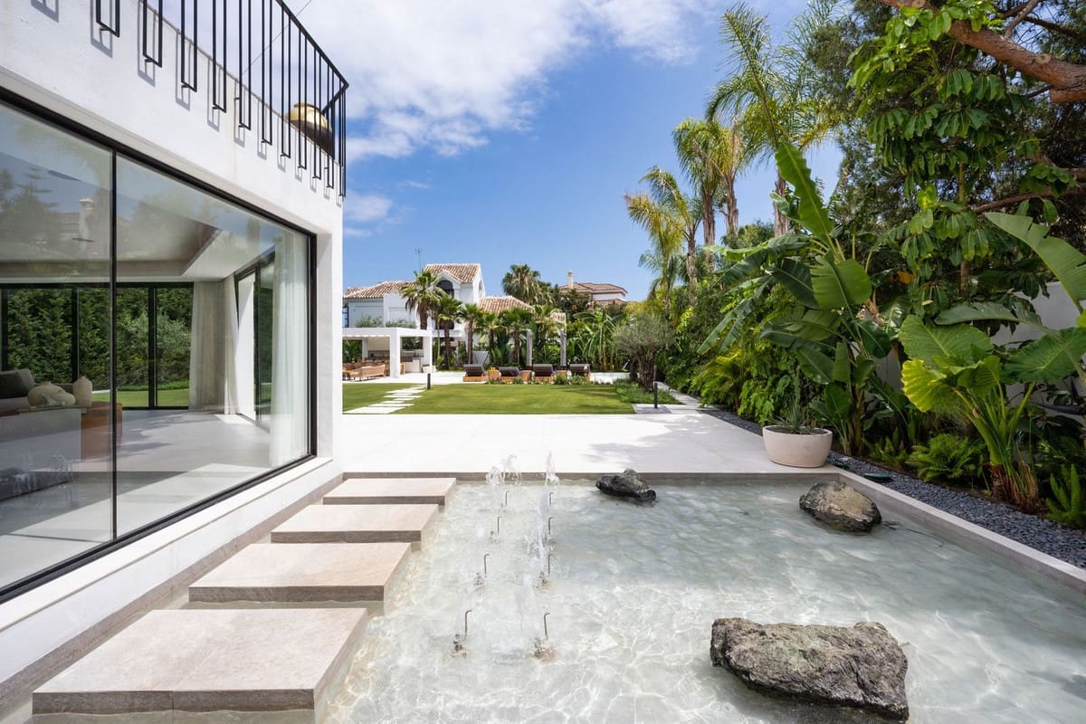 6 slaapkamer Villa te koop in Nueva Andalucia met garage - € 3.995.000 (Ref: 8195711)