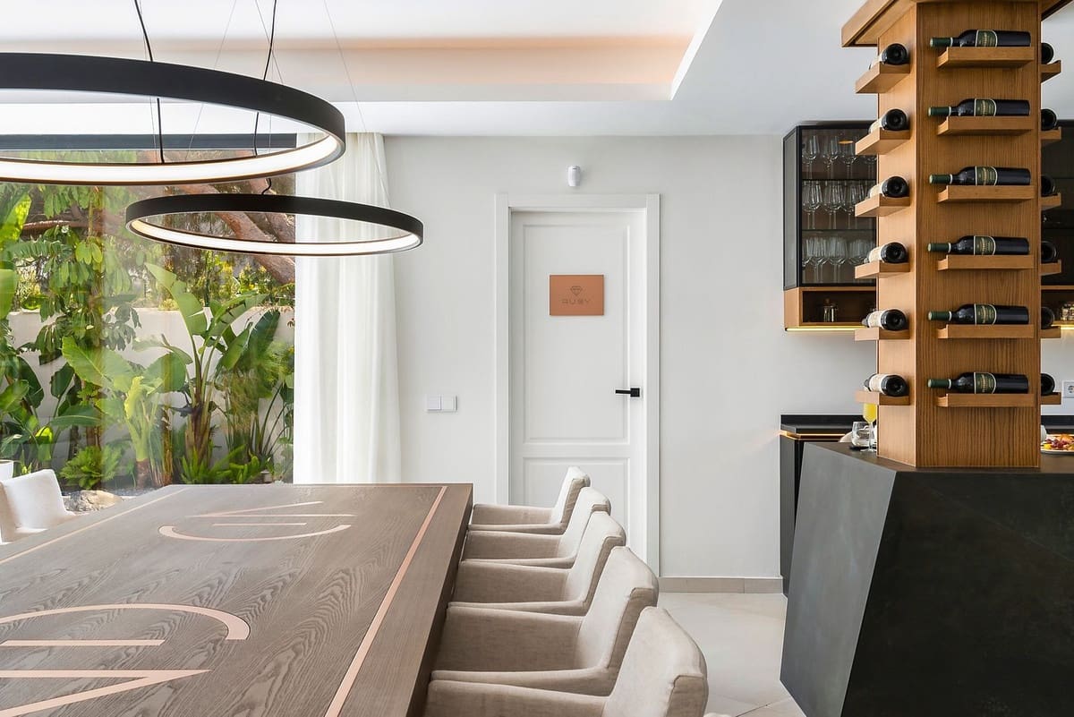 6 slaapkamer Villa te koop in Nueva Andalucia met garage - € 3.995.000 (Ref: 8195711)