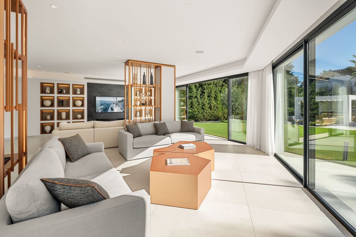 6 slaapkamer Villa te koop in Nueva Andalucia met garage - € 3.995.000 (Ref: 8195711)