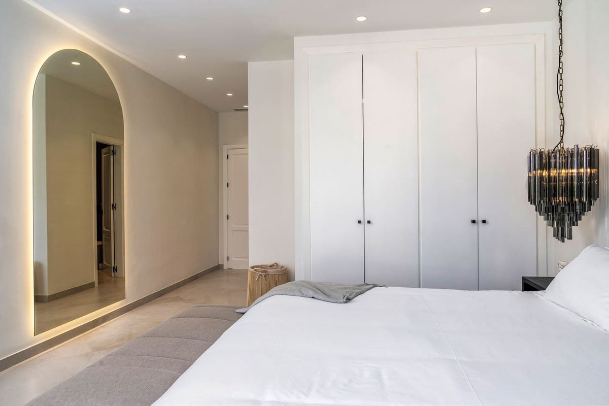 6 slaapkamer Villa te koop in Nueva Andalucia met garage - € 3.995.000 (Ref: 8195711)