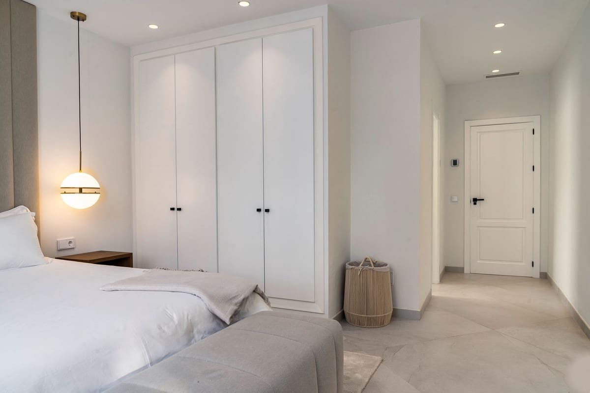 6 slaapkamer Villa te koop in Nueva Andalucia met garage - € 3.995.000 (Ref: 8195711)