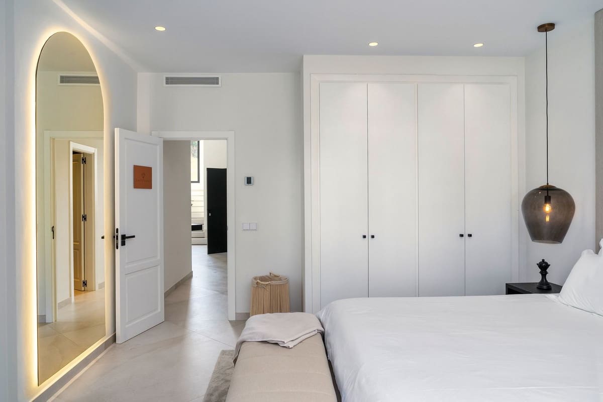 6 slaapkamer Villa te koop in Nueva Andalucia met garage - € 3.995.000 (Ref: 8195711)