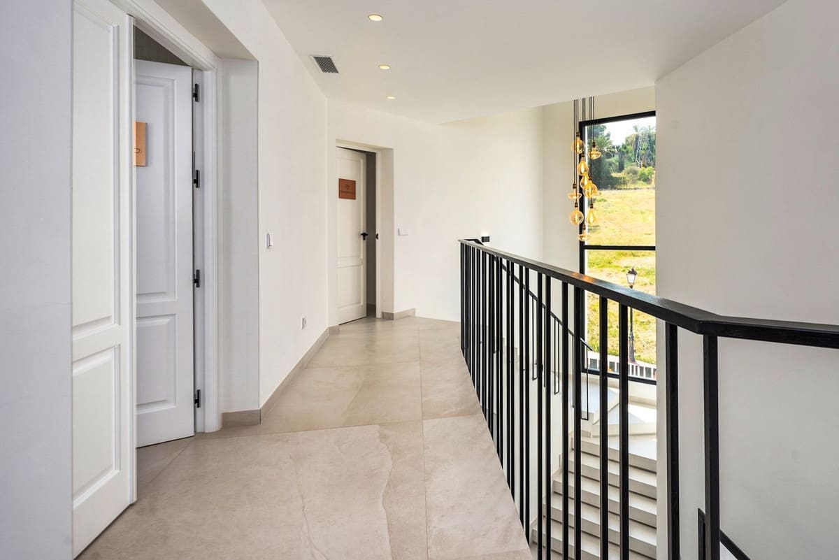 6 slaapkamer Villa te koop in Nueva Andalucia met garage - € 3.995.000 (Ref: 8195711)