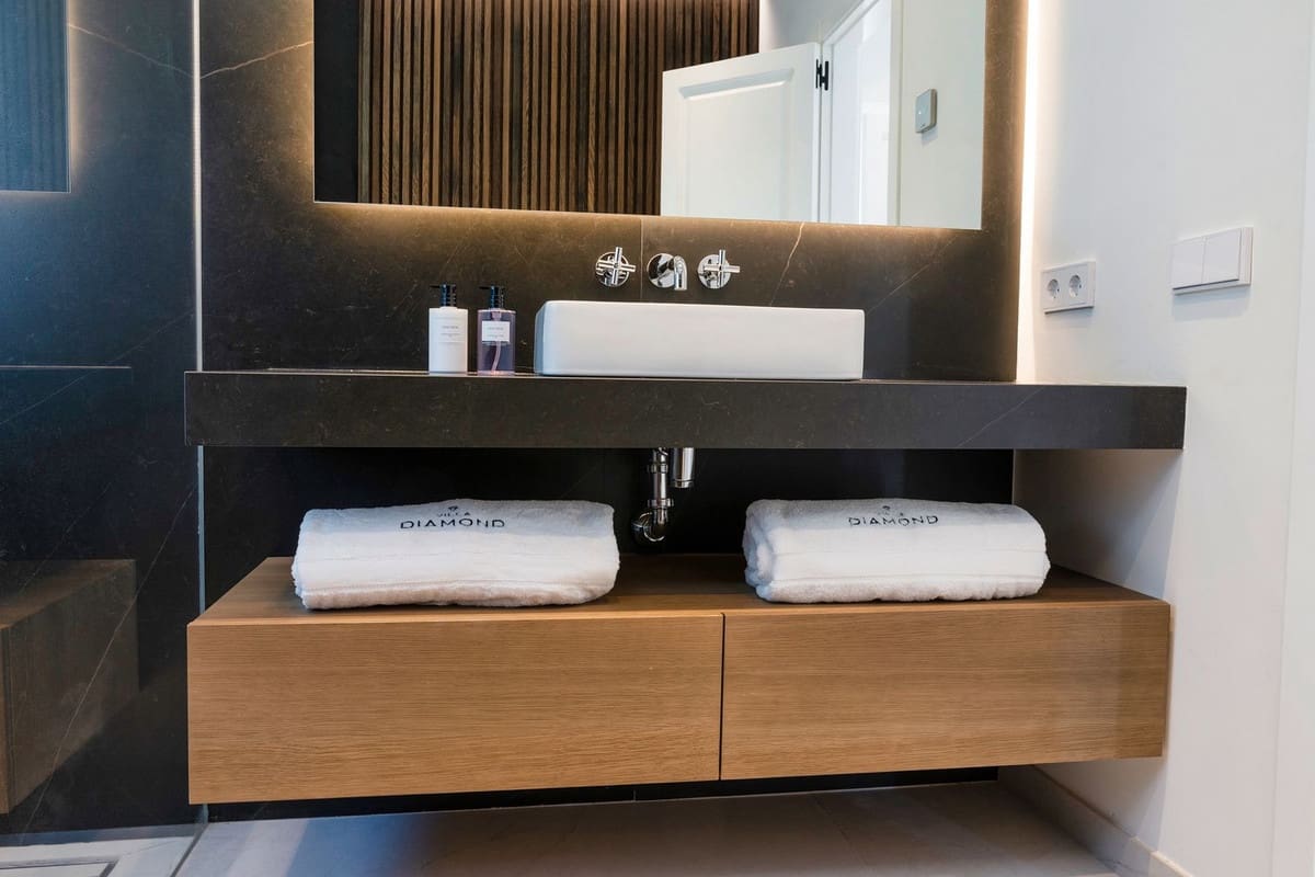 6 slaapkamer Villa te koop in Nueva Andalucia met garage - € 3.995.000 (Ref: 8195711)