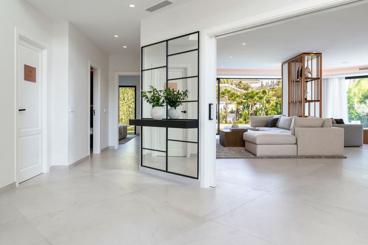 6 slaapkamer Villa te koop in Nueva Andalucia met garage - € 3.995.000 (Ref: 8195711)