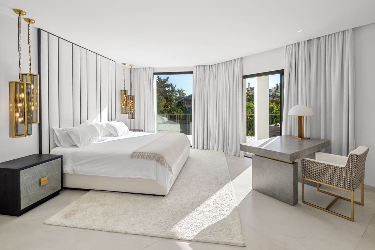 6 bedroom Villa for sale in Nueva Andalucia with garage - € 3,995,000 (Ref: 8195711)