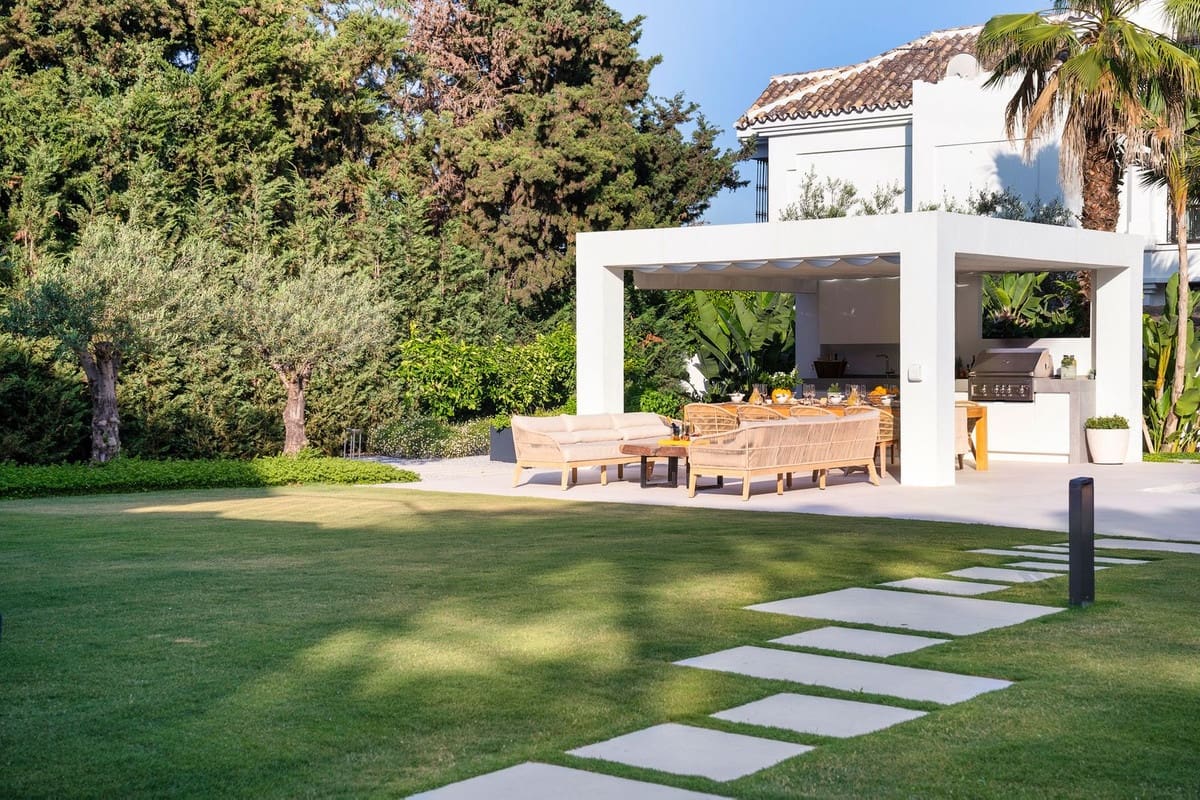 6 bedroom Villa for sale in Nueva Andalucia with garage - € 3,995,000 (Ref: 8195711)