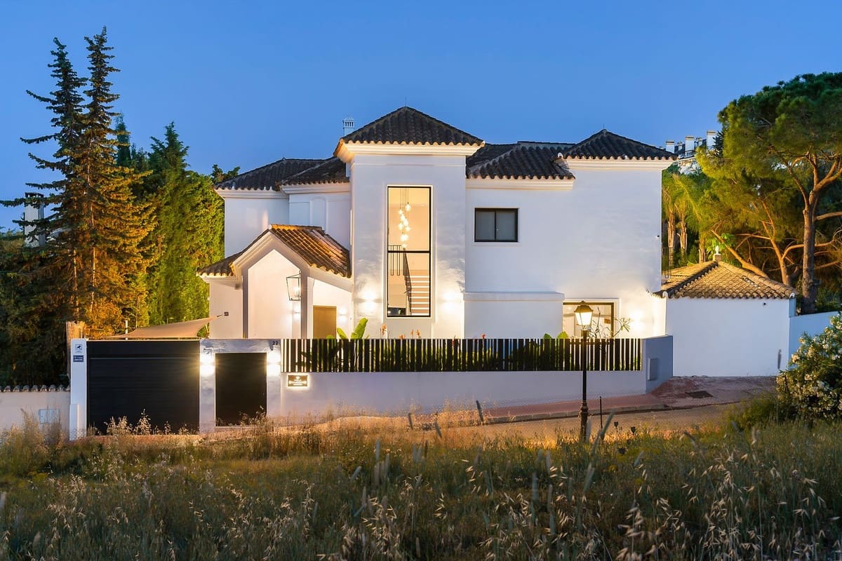6 bedroom Villa for sale in Nueva Andalucia with garage - € 3,995,000 (Ref: 8195711)