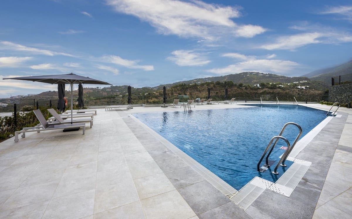 2 sovrum Lägenhet till salu i La Quinta med pool garage - 750 000 € (Ref: 8200390)