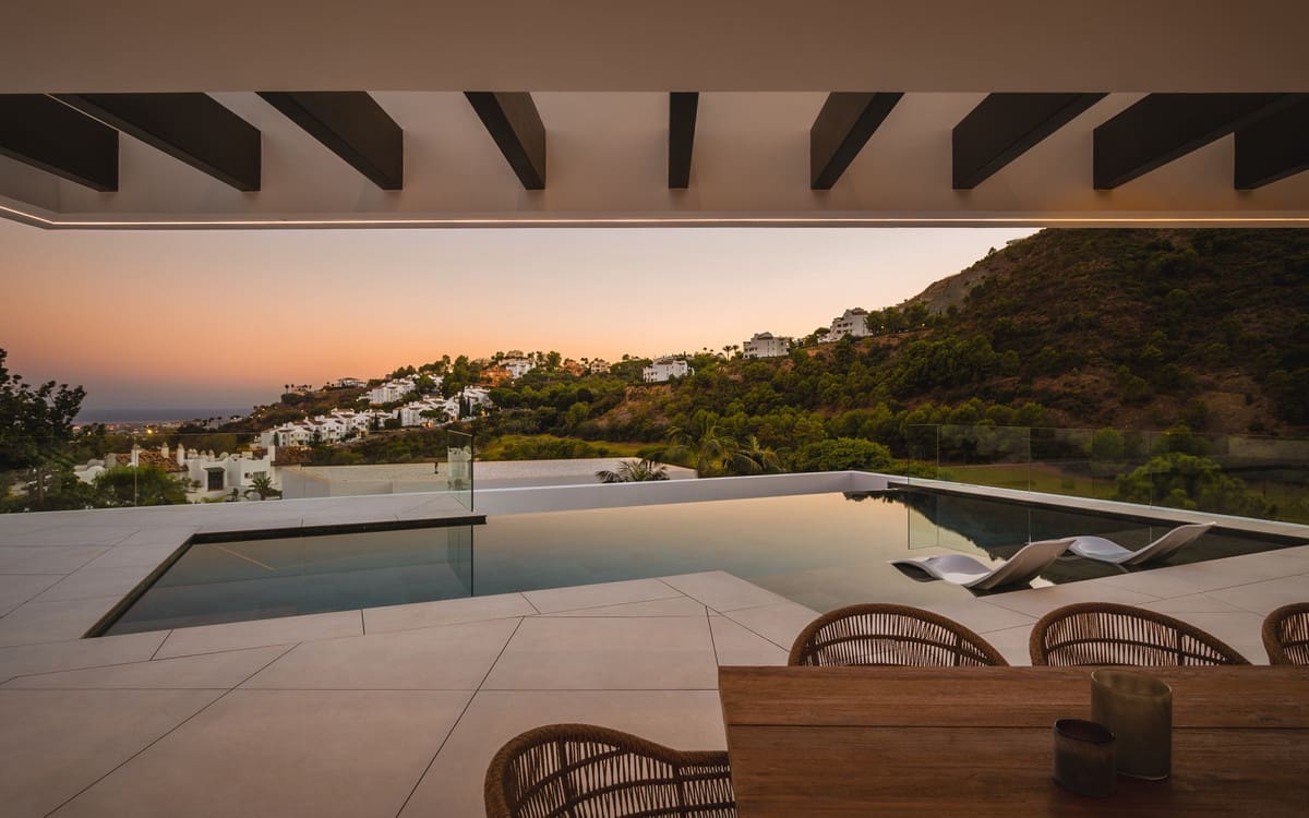 6 bedroom Villa for sale in Benahavis with pool garage - € 6,995,000 (Ref: 8230422)