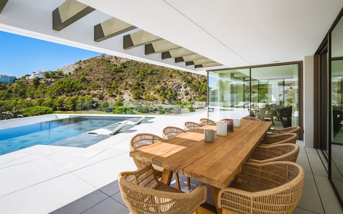 6 bedroom Villa for sale in Benahavis with pool garage - € 6,995,000 (Ref: 8230422)