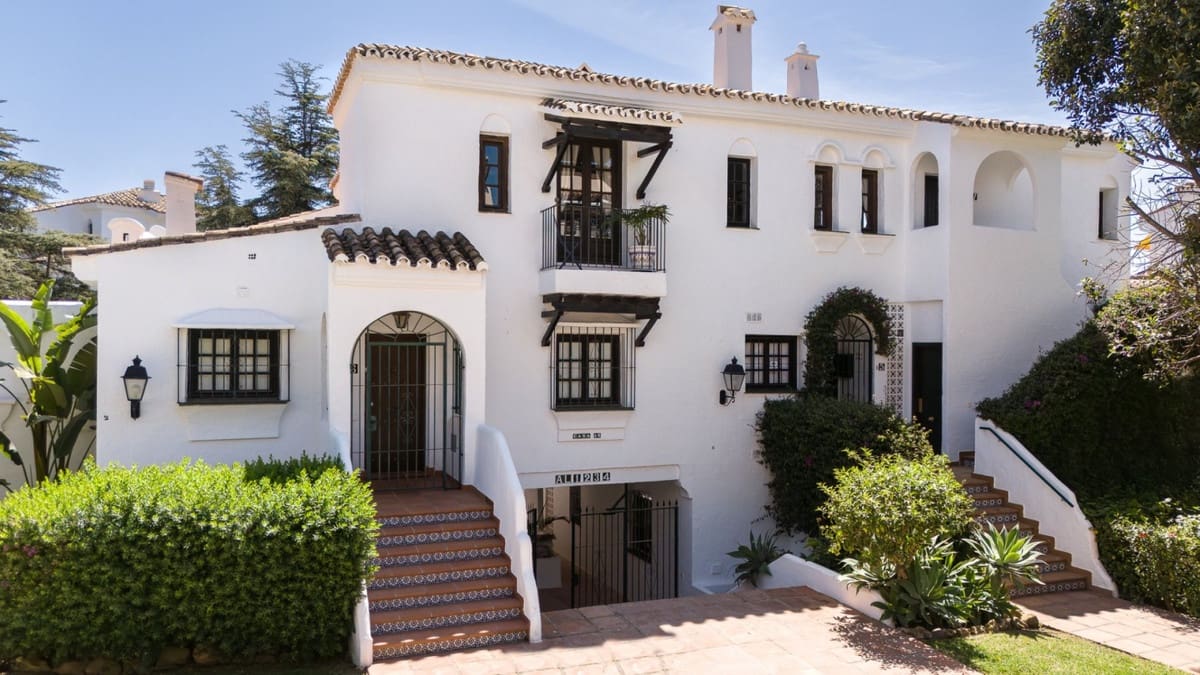 4 bedroom Apartment for sale in Nueva Andalucia with pool garage - € 1,150,000 (Ref: 8240297)