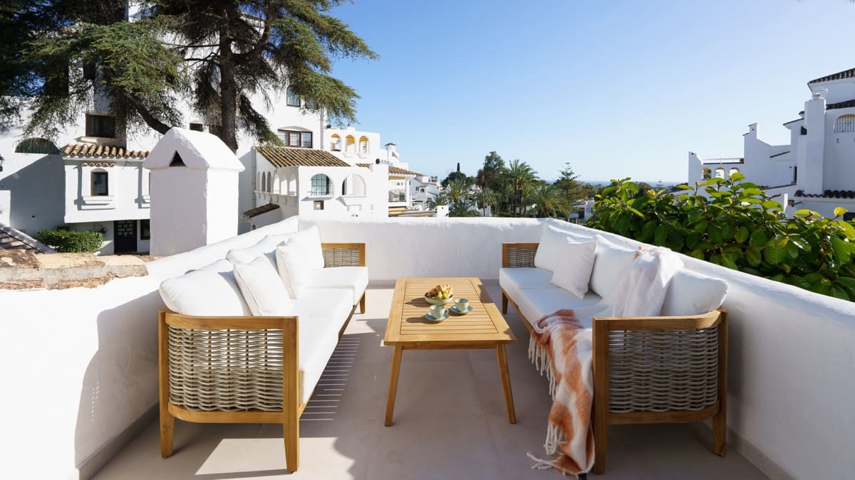 4 bedroom Apartment for sale in Nueva Andalucia with pool garage - € 1,150,000 (Ref: 8240297)