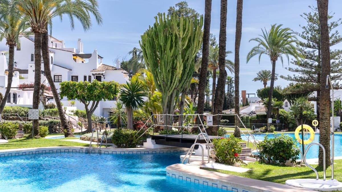 4 bedroom Apartment for sale in Nueva Andalucia with pool garage - € 1,150,000 (Ref: 8240297)
