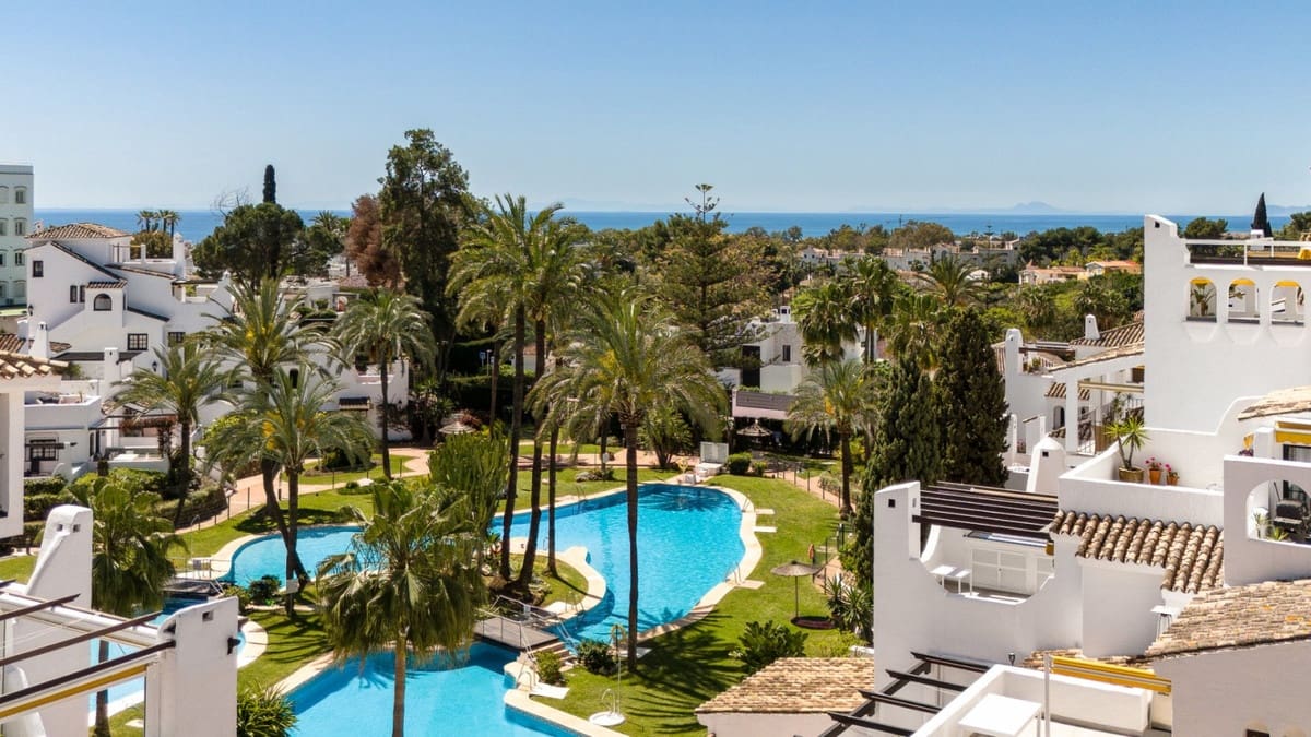 4 bedroom Apartment for sale in Nueva Andalucia with pool garage - € 1,150,000 (Ref: 8240297)
