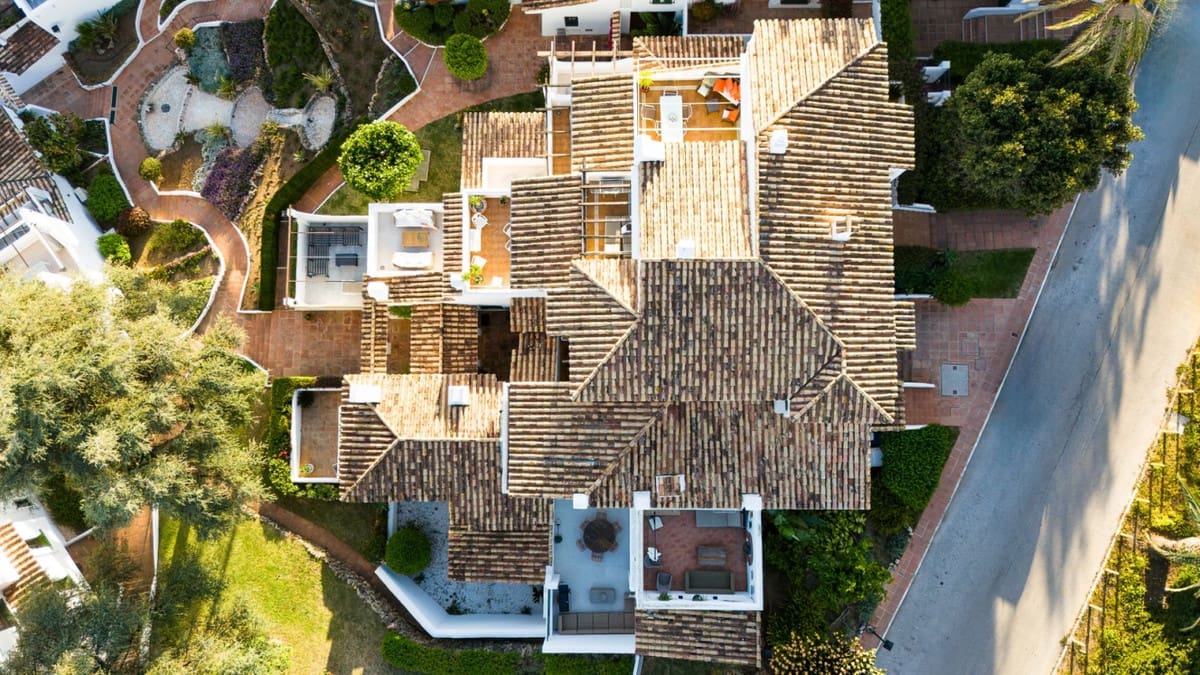 4 bedroom Apartment for sale in Nueva Andalucia with pool garage - € 1,150,000 (Ref: 8240297)