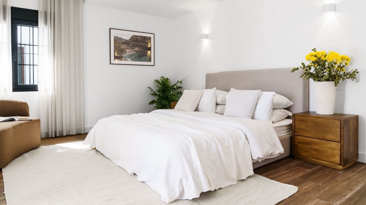 4 bedroom Apartment for sale in Nueva Andalucia with pool garage - € 1,150,000 (Ref: 8240297)