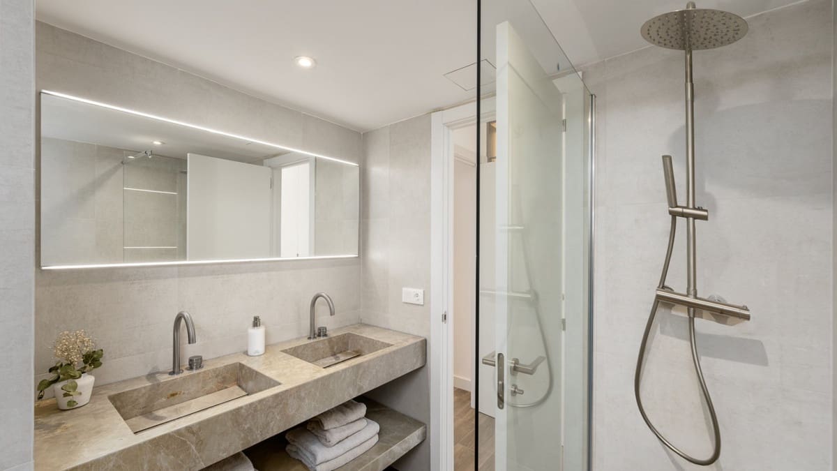 4 bedroom Apartment for sale in Nueva Andalucia with pool garage - € 1,150,000 (Ref: 8240297)