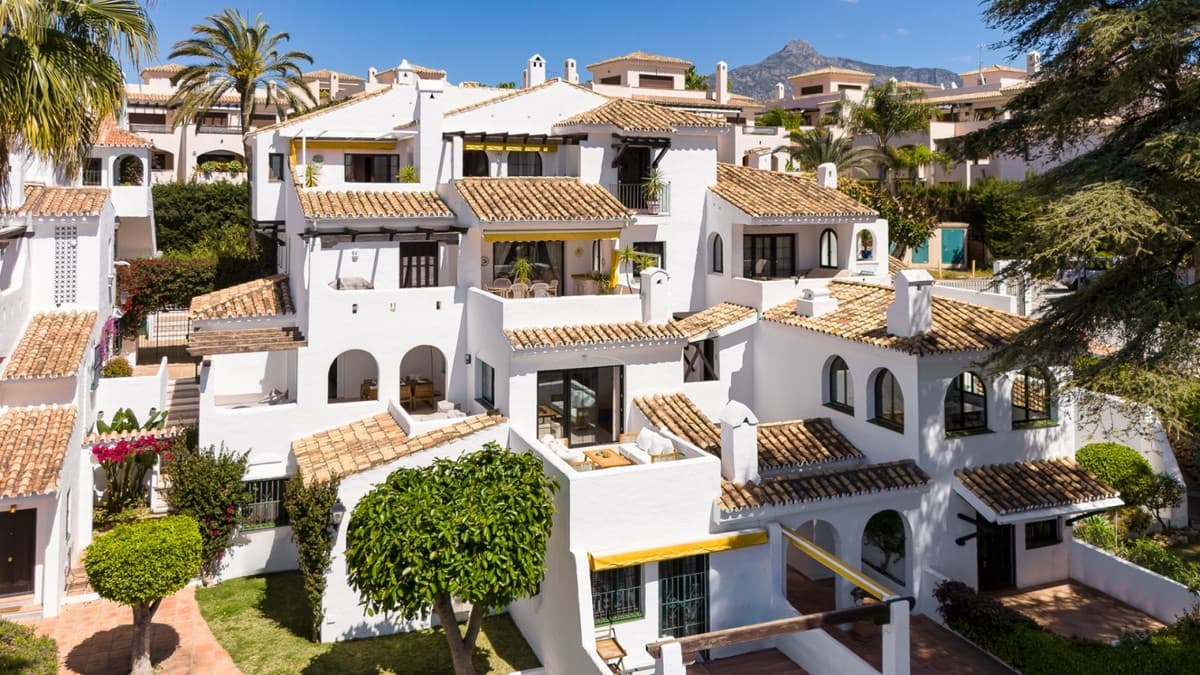 4 bedroom Apartment for sale in Nueva Andalucia with pool garage - € 1,150,000 (Ref: 8240297)