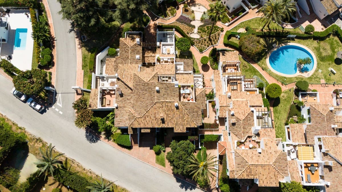 4 bedroom Apartment for sale in Nueva Andalucia with pool garage - € 1,150,000 (Ref: 8240297)