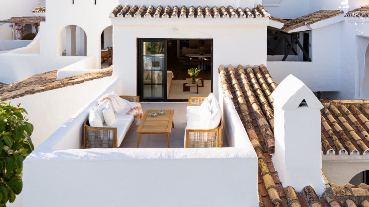 4 bedroom Apartment for sale in Nueva Andalucia with pool garage - € 1,150,000 (Ref: 8240297)