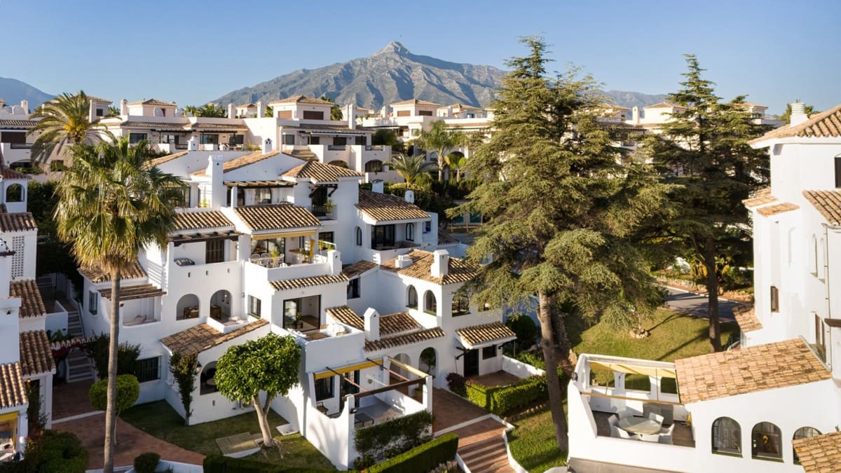 4 bedroom Apartment for sale in Nueva Andalucia with pool garage - € 1,150,000 (Ref: 8240297)