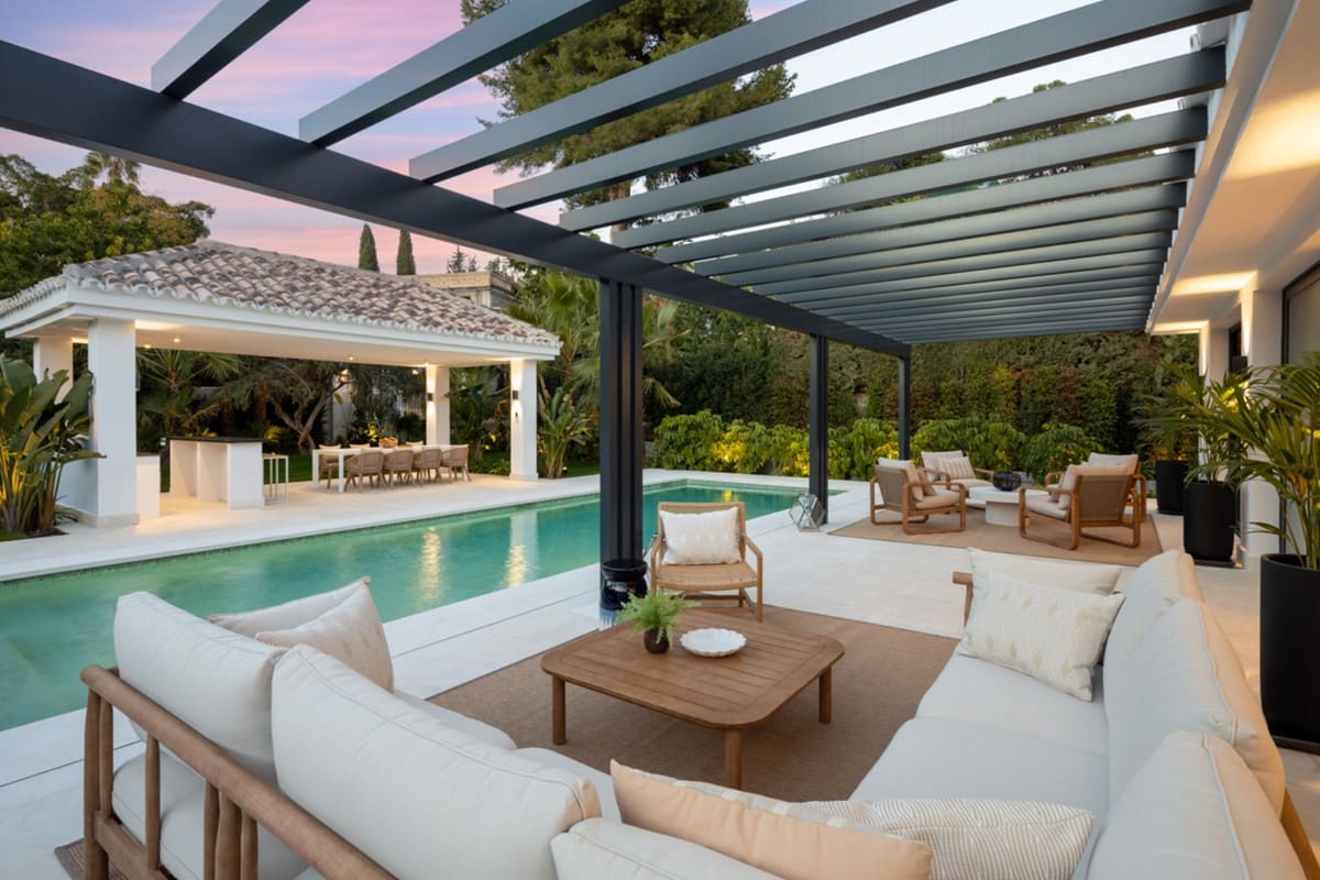 4 bedroom Villa for sale in Nueva Andalucia with pool garage - € 4,900,000 (Ref: 8240483)