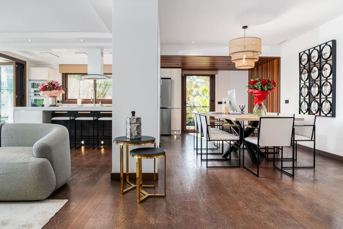 6 bedroom Villa for sale in Nueva Andalucia with pool garage - € 1,998,000 (Ref: 8263866)